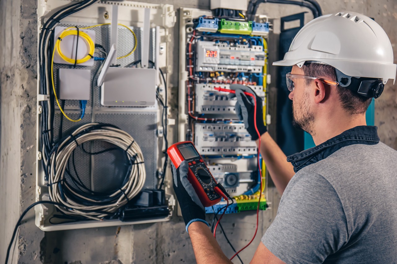 Electrician constructor montator aparataj şi cabluri de joasă tensiune
